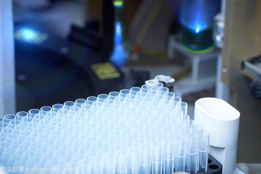 醫學研究測試管包裝在工廠的自動轉移線。生物技術實驗室五金設備